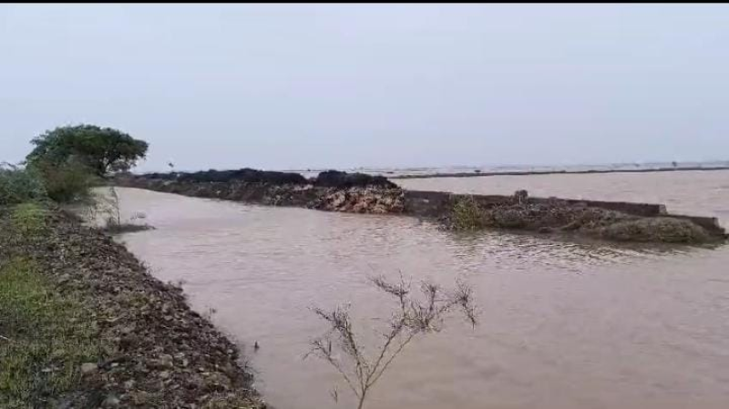 જૂનાગઢ માંગરોળ: જનપ્રતિનિધિ જુના ગયા અને નવા આવ્યા સરકારી તંત્રમાં અધિકારીઓ પણ આવ્યા અને ગયા પરંતુ જૂનાગઢના ઘેડ વિસ્તારના ગામડાઓની પરિસ્થિતિ ઠેરની ઠેર 