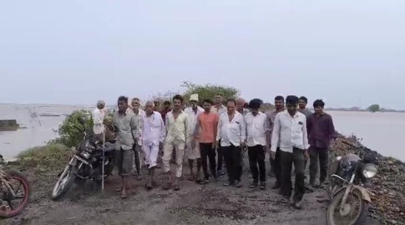 જૂનાગઢ માંગરોળ: જનપ્રતિનિધિ જુના ગયા અને નવા આવ્યા સરકારી તંત્રમાં અધિકારીઓ પણ આવ્યા અને ગયા પરંતુ જૂનાગઢના ઘેડ વિસ્તારના ગામડાઓની પરિસ્થિતિ ઠેરની ઠેર 