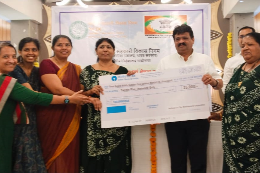 રાષ્ટ્રીય સહકારી વિકાસ નિગમ(NCDC), ગાંધીનગર ખાતે યોજાયેલ સહકારી શ્રેષ્ઠતા અને ગુણવત્તા માટે NCDC પ્રાદેશિક પુરસ્કાર