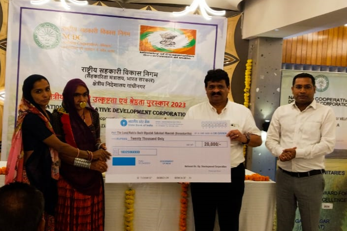 રાષ્ટ્રીય સહકારી વિકાસ નિગમ(NCDC), ગાંધીનગર ખાતે યોજાયેલ સહકારી શ્રેષ્ઠતા અને ગુણવત્તા માટે NCDC પ્રાદેશિક પુરસ્કાર