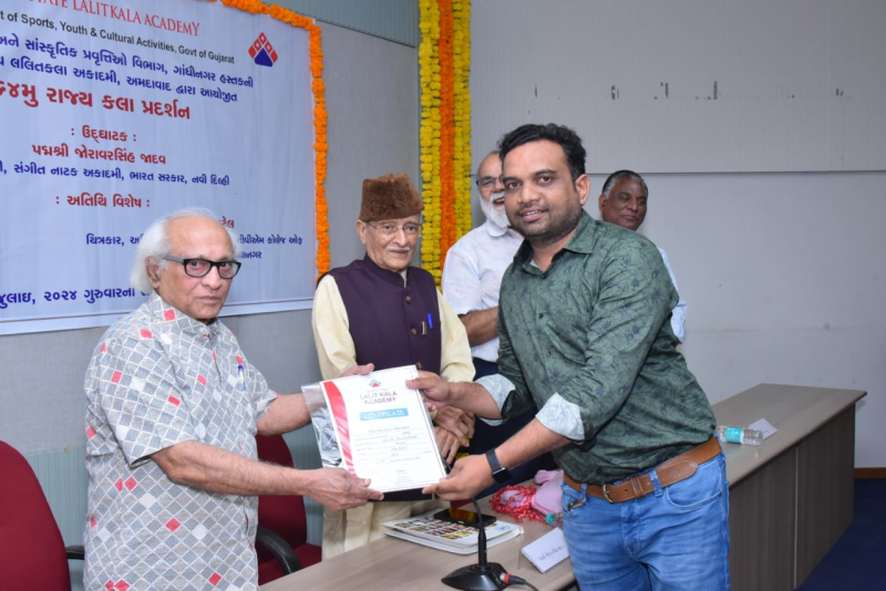 અમદાવાદ ખાતે ગુજરાત રાજ્ય લલિતકલા અકાદમી દ્વારા 64માં રાજ્ય કલા પ્રદર્શન એટલે કે ‘સ્ટેટ આર્ટ એક્ઝિબિશન'ની શરૂઆત થઈ ચિત્રકારોને અપાયું સન્માન