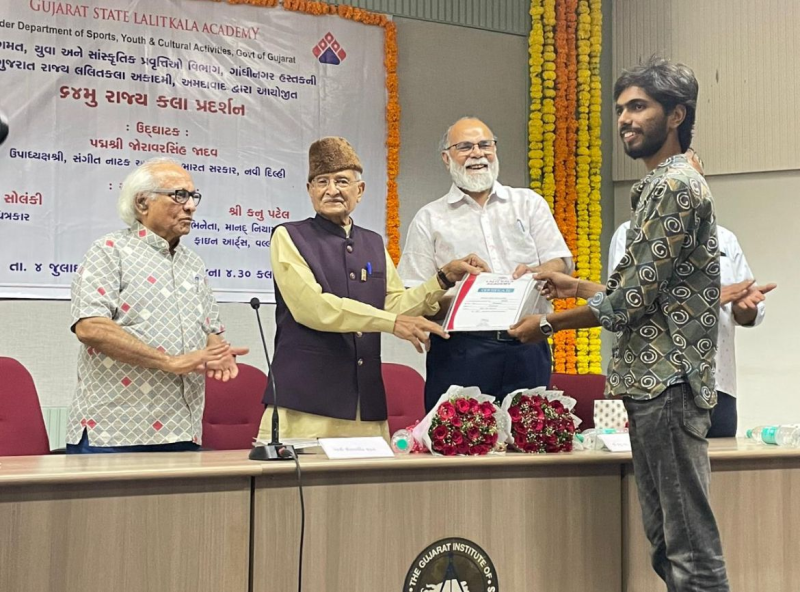 અમદાવાદ ખાતે ગુજરાત રાજ્ય લલિતકલા અકાદમી દ્વારા 64માં રાજ્ય કલા પ્રદર્શન એટલે કે ‘સ્ટેટ આર્ટ એક્ઝિબિશન'ની શરૂઆત થઈ ચિત્રકારોને અપાયું સન્માન