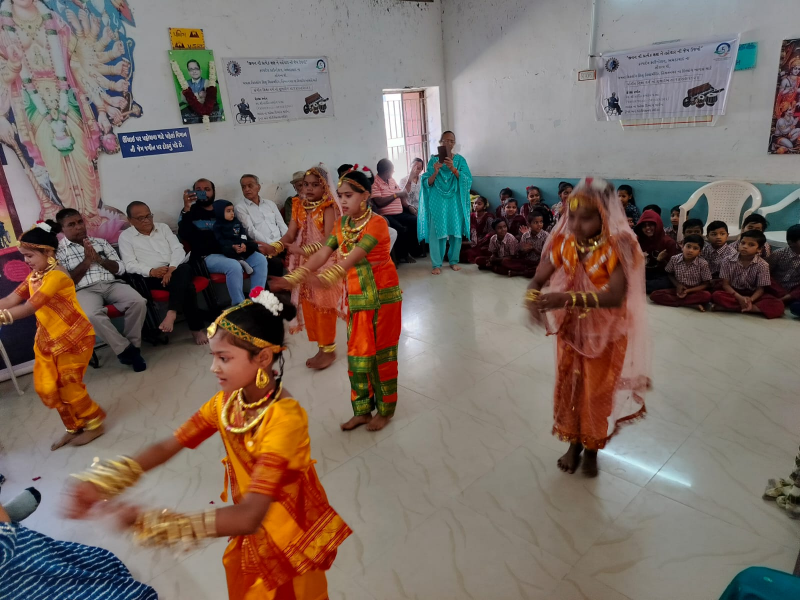 હિંમતનગર ખાતે મમતા દિવ્યાંગ શિશુ મંદિર ખાતે ભારતના સર્વ પ્રથમ દિવ્યાંગ માઈન્ડ ટ્રેનર હાર્દિક કલ્પદેવ પંડ્યાની ચતુર્થ પુણ્યતિથિ નિમિતે સુરજ હજુ આથમ્યો નથી સાંસ્કૃતિક કાર્યક્રમ યોજાયો.