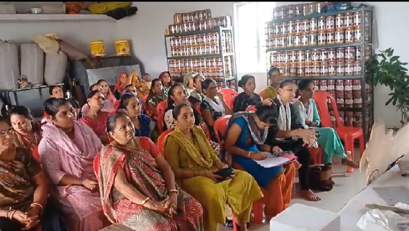 માળીયા તાલુકાના ગળોદર મુકામે પ્રાકૃતિક ખેતી તરફ આગળ વધે તે માટે મહિલાઓને માહિતગાર કરવામાં આવ્યા પાંચ દિવસની પ્રાકૃતિક કૃષિ તાલીમ નું આયોજન કરવામાં આવ્યું