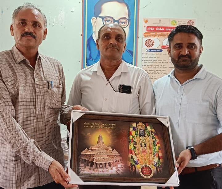 પ્રાચી તીર્થ નજીક રંગપુર ગામ પંચાયતના તલાટી મંત્રી ભરતભાઈ પરમાર રીટાયર્ડ થતાં સન્માન કાર્યક્રમ યોજાયો સુત્રાપાડા તાલુકાના વિવિધ ગામના તલાટી કમ મંત્રીઓ દ્વારા મોમેન્ટો આપવામાં આવી