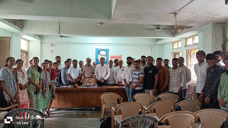 પ્રાચી તીર્થ નજીક રંગપુર ગામ પંચાયતના તલાટી મંત્રી ભરતભાઈ પરમાર રીટાયર્ડ થતાં સન્માન કાર્યક્રમ યોજાયો સુત્રાપાડા તાલુકાના વિવિધ ગામના તલાટી કમ મંત્રીઓ દ્વારા મોમેન્ટો આપવામાં આવી