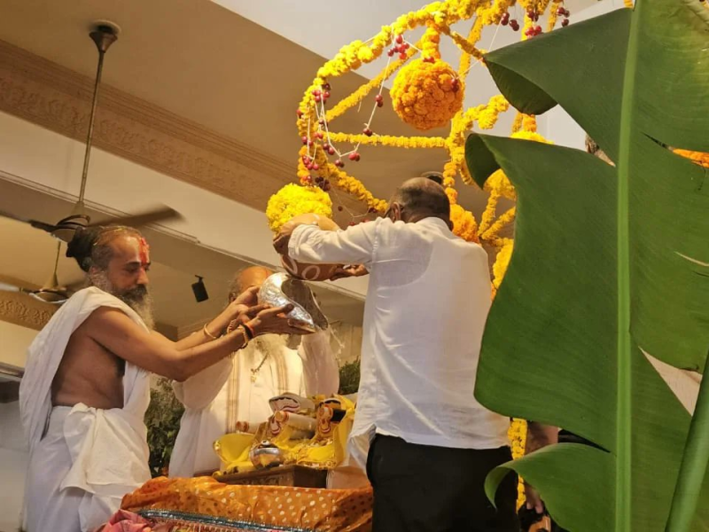 ભગવાન જગન્નાથની 147મી રથયાત્રા પહેલા ભવ્ય જળયાત્રાનું આયોજન કરવામાં આવ્યું મોટી સંખ્યામાં શ્રદ્ધાળુઓ જોડાયા સાબરમતી નદીના સોમનાથ ભૂદરના આરે ગંગા પૂજન કર્યા બાદ નિજ મંદિરે પરત ફરી