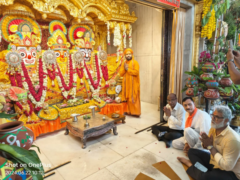 ભગવાન જગન્નાથની 147મી રથયાત્રા પહેલા ભવ્ય જળયાત્રાનું આયોજન કરવામાં આવ્યું મોટી સંખ્યામાં શ્રદ્ધાળુઓ જોડાયા સાબરમતી નદીના સોમનાથ ભૂદરના આરે ગંગા પૂજન કર્યા બાદ નિજ મંદિરે પરત ફરી