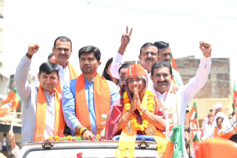 ભાજપ દ્વારા ઝંઝાવતી પ્રચાર કાર્ય શરૂ કરાયું છે. જેમાં આજે બનાસકાંઠા બેઠકના ઉમેદવાર ડૉ. રેખાબેન ચૌધરીનો ડીસામાં ભવ્ય રોડ શૉ યોજાયો હતો. જેમાં મોટી સંખ્યામાં બાઈક અને કારનો કાફલો જોડાયો હતો