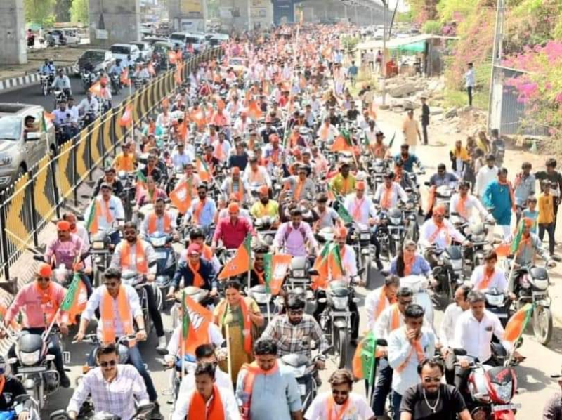 ભાજપ દ્વારા ઝંઝાવતી પ્રચાર કાર્ય શરૂ કરાયું છે. જેમાં આજે બનાસકાંઠા બેઠકના ઉમેદવાર ડૉ. રેખાબેન ચૌધરીનો ડીસામાં ભવ્ય રોડ શૉ યોજાયો હતો. જેમાં મોટી સંખ્યામાં બાઈક અને કારનો કાફલો જોડાયો હતો