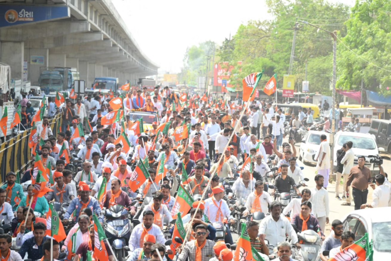 ભાજપ દ્વારા ઝંઝાવતી પ્રચાર કાર્ય શરૂ કરાયું છે. જેમાં આજે બનાસકાંઠા બેઠકના ઉમેદવાર ડૉ. રેખાબેન ચૌધરીનો ડીસામાં ભવ્ય રોડ શૉ યોજાયો હતો. જેમાં મોટી સંખ્યામાં બાઈક અને કારનો કાફલો જોડાયો હતો