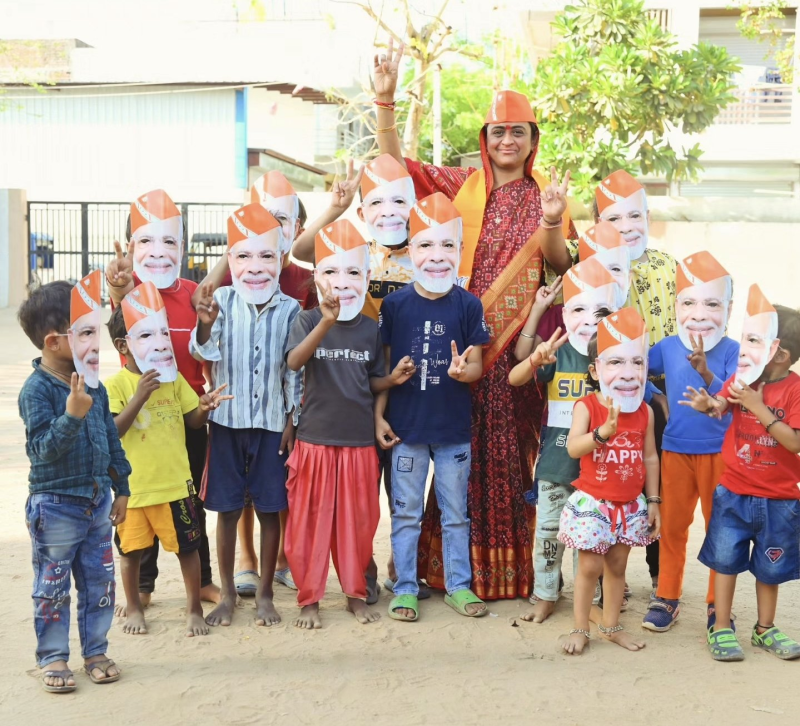 ભાજપ દ્વારા ઝંઝાવતી પ્રચાર કાર્ય શરૂ કરાયું છે. જેમાં આજે બનાસકાંઠા બેઠકના ઉમેદવાર ડૉ. રેખાબેન ચૌધરીનો ડીસામાં ભવ્ય રોડ શૉ યોજાયો હતો. જેમાં મોટી સંખ્યામાં બાઈક અને કારનો કાફલો જોડાયો હતો