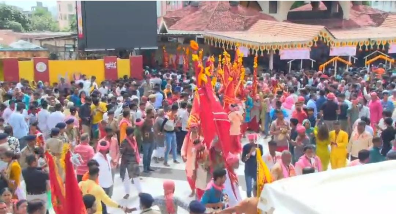 અંબાજીના ચાચર ચોકમાં જય જય અંબે છેલ્લા 190 વર્ષથી નિરંતર ઐતિહાસિક મહત્વ ધરાવતો લાલ ડંડાવાળો સંઘ અંબાજી પહોંચતા જ ભવ્ય સ્વાગત કરવામાં આવ્યું