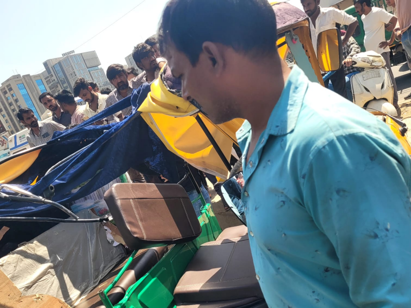 અમદાવાદ : એસજી હાઇવે પર મોતનું 'પતરું': કોન્ટ્રાક્ટરની બેદરકારીએ નિર્દોષ મજૂરનો જીવ લીધો, YMCA ક્લબ પાસે ગંભીર અકસ્માત.   