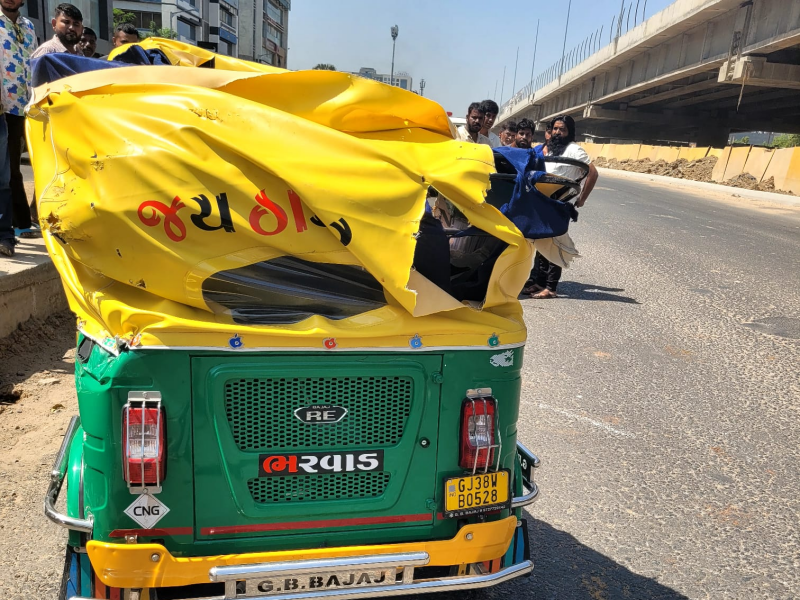 અમદાવાદ : એસજી હાઇવે પર મોતનું 'પતરું': કોન્ટ્રાક્ટરની બેદરકારીએ નિર્દોષ મજૂરનો જીવ લીધો, YMCA ક્લબ પાસે ગંભીર અકસ્માત.   