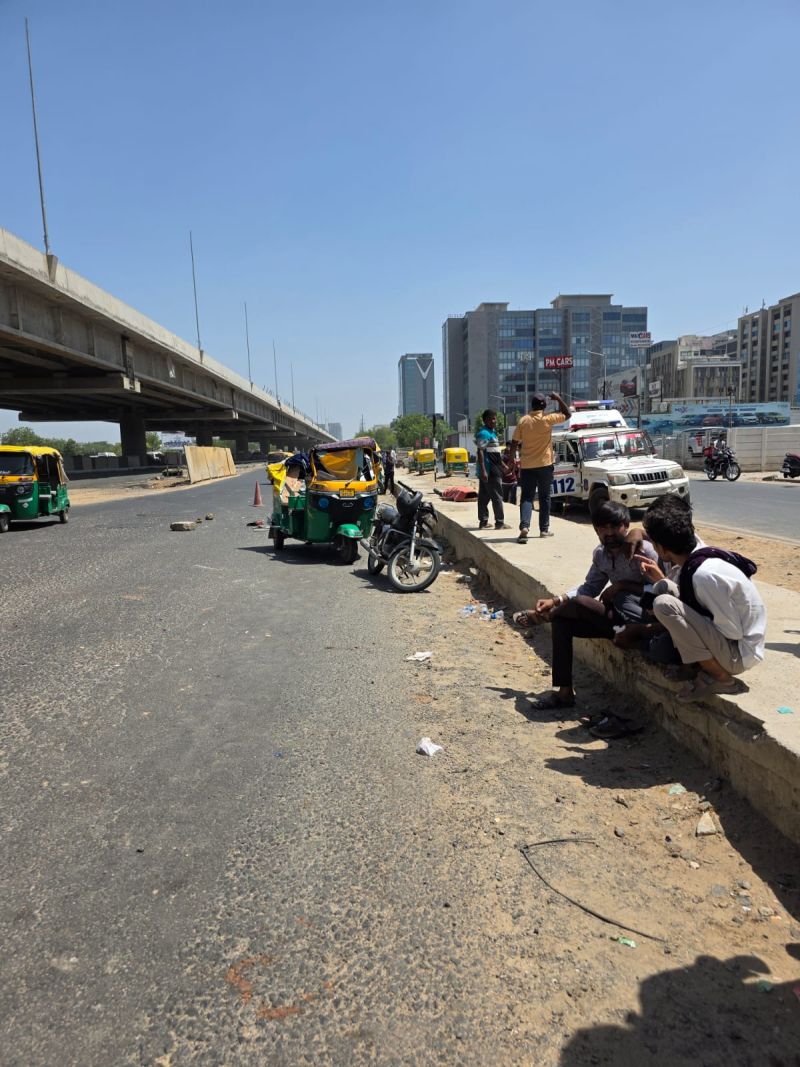 અમદાવાદ : એસજી હાઇવે પર મોતનું 'પતરું': કોન્ટ્રાક્ટરની બેદરકારીએ નિર્દોષ મજૂરનો જીવ લીધો, YMCA ક્લબ પાસે ગંભીર અકસ્માત.