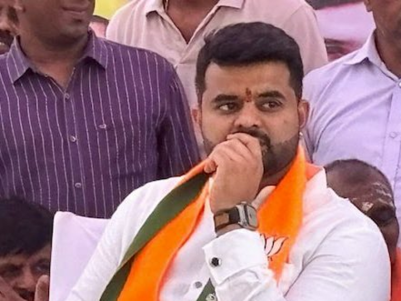 યૌન શોષણ કેસમાં નવો વળાંક  સાંસદ પ્રજ્વલ સાથે દેખાતી મહિલાનું અપહરણ, FIR દાખલ પીડિત મહિલા રેવન્નાને ત્યાં કામ કરી ચૂકી હતી 