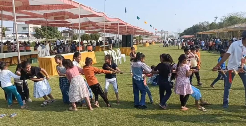 મોડાસીયા કડવા પાટીદાર દ્રારા બાળકો માટે સમર કેમ્પનુ આયોજન કરવામાં આવ્યુ .બાળકોમાં રહેલી શક્તિઓ બહાર લાવવાનુ અને દિકરીઓને કઈ રીતે આત્મ રક્ષા કરવાની તેની પણ તાલીમ આપવામાં આવી  