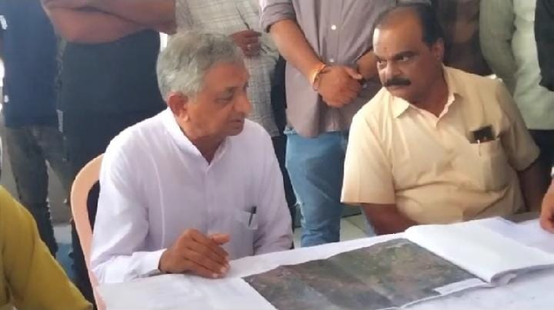 જૂનાગઢ જિલ્લાના માળીયા હાટીના તાલુકાના કારીભડા ગામે સૌની યોજનાના સંપ ના કામ ની જળ સિંચાઇ મંત્રી અને માળીયા માંગરોળ ના ધારાસભ્ય દ્વારા લેવામાં આવી મુલાકાત