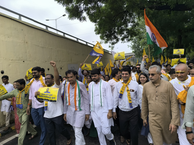 દિલ્હીના સીએમ અરવિંદ કેજરીવાલના સ્વાસ્થ્ય માટે અને જેલમુક્તિના ઉદ્દેશ સાથે આમ આદમી પાર્ટીએ પદયાત્રાનું આયોજન કર્યું જેલમુક્તિ માટે પ્રાર્થના કરી 