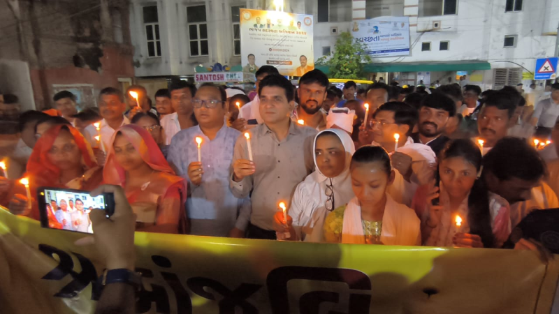 'આપ' નેતા ઈસુદાન ગઢવી, ગોપાલ ઇટાલીયા, મનોજ સોરઠીયા, ધારાસભ્ય ચૈતર વસાવાએ દાહોદની મૃતક દીકરીની આત્માની શાંતિ માટે કેન્ડલ માર્ચ યોજી અને શ્રદ્ધાંજલિ આપી