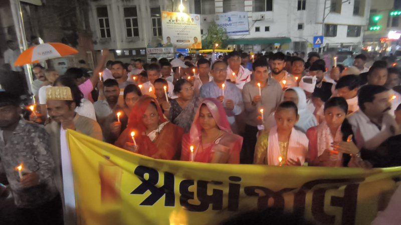 'આપ' નેતા ઈસુદાન ગઢવી, ગોપાલ ઇટાલીયા, મનોજ સોરઠીયા, ધારાસભ્ય ચૈતર વસાવાએ દાહોદની મૃતક દીકરીની આત્માની શાંતિ માટે કેન્ડલ માર્ચ યોજી અને શ્રદ્ધાંજલિ આપી