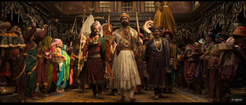 અભિનેતા વિકી કૌશલની ફિલ્મ 'છાવા' રિલીઝ થઇ ગઇ છે અને બોક્સ ઑફિસ પર ઘણી ધૂમ મચાવી રહી છે. ફિલ્મને જોવા માટે દર્શકો મોટી સંખ્યામાં થિયેટરોમાં પહોંચી રહ્યા છે. 