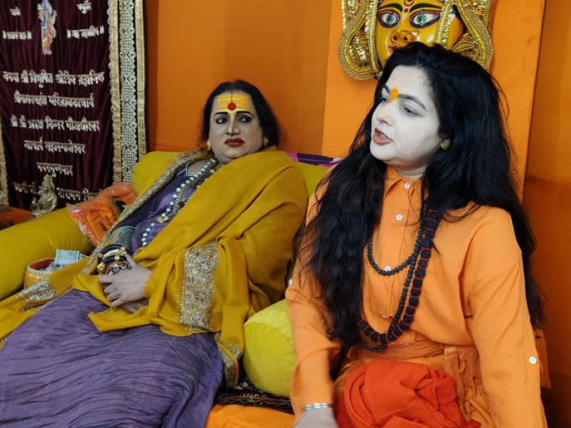 નેવુંના દાયકાની જાણીતી અભિનેત્રી મમતા કુલકર્ણીએ હવે ફિલ્મ ઈન્ડસ્ટ્રી છોડીને ધર્મનો માર્ગ અપનાવ્યો તે કિન્નર અખાડામાં ગળામાં રુદ્રાક્ષ અને ખભા પર બેગ સાથે કેસરી વસ્ત્ર પહેરેલી જોવા મળી