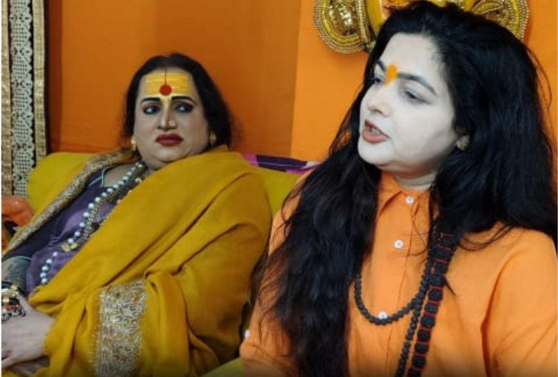 નેવુંના દાયકાની જાણીતી અભિનેત્રી મમતા કુલકર્ણીએ હવે ફિલ્મ ઈન્ડસ્ટ્રી છોડીને ધર્મનો માર્ગ અપનાવ્યો તે કિન્નર અખાડામાં ગળામાં રુદ્રાક્ષ અને ખભા પર બેગ સાથે કેસરી વસ્ત્ર પહેરેલી જોવા મળી