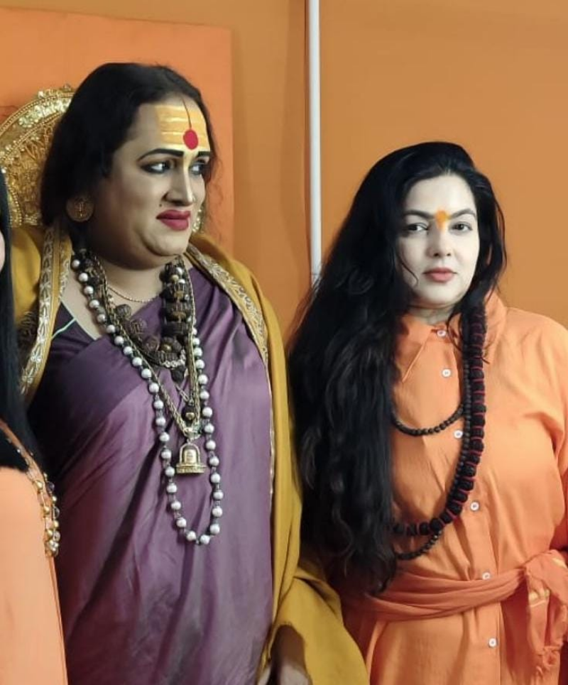 નેવુંના દાયકાની જાણીતી અભિનેત્રી મમતા કુલકર્ણીએ હવે ફિલ્મ ઈન્ડસ્ટ્રી છોડીને ધર્મનો માર્ગ અપનાવ્યો તે કિન્નર અખાડામાં ગળામાં રુદ્રાક્ષ અને ખભા પર બેગ સાથે કેસરી વસ્ત્ર પહેરેલી જોવા મળી