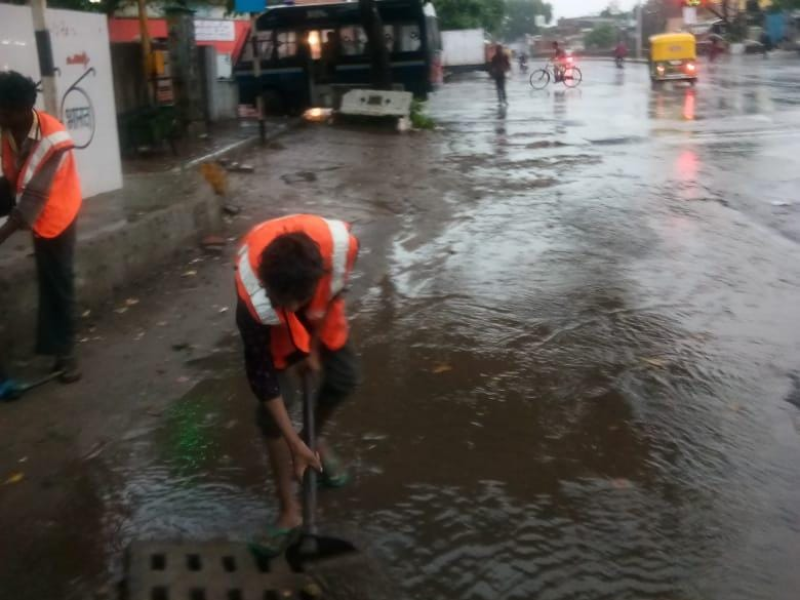 અમદાવાદ સહીત સૌરાષ્ટ્ર અને દક્ષિણ ગુજરાત બાદ હવે મધ્ય ગુજરાતમાં વરસાદી માહોલ જામ્યો સમગ્ર ગુજરાતમાં ગાજવીજ સાથે વરસાદ થવાની આગાહી