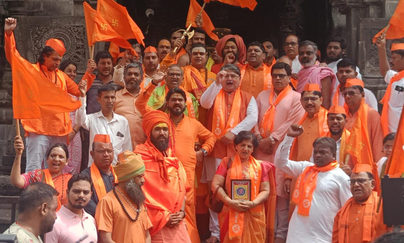 त्र्यंबकेश्वर का आशीर्वाद लेने के बाद  ओम प्रमाणपत्र' का अनावरण किया गया।  इस अवसर पर मंदिर परिसर में चयनित प्रसाद विक्रेताओं को 'ओम प्रमाणपत्र' वितरित किया गया।