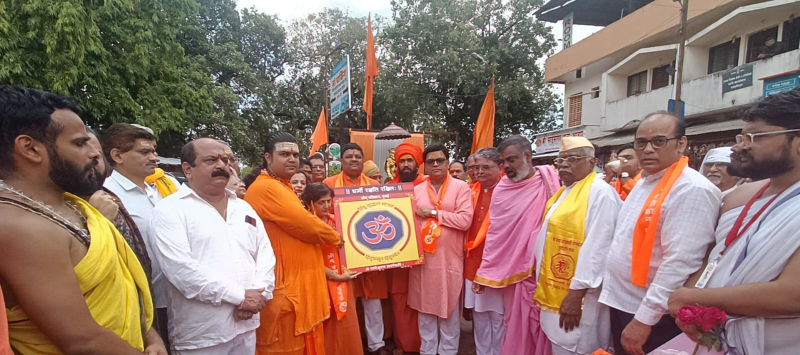 त्र्यंबकेश्वर का आशीर्वाद लेने के बाद  ओम प्रमाणपत्र' का अनावरण किया गया।  इस अवसर पर मंदिर परिसर में चयनित प्रसाद विक्रेताओं को 'ओम प्रमाणपत्र' वितरित किया गया।