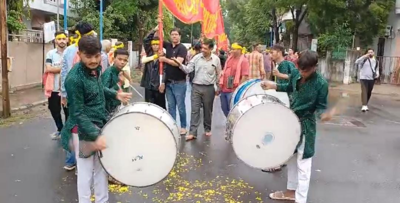 અમદાવાદ: નવા વાડજ વ્યાસવાડી પગપાળા સંઘનું 51 ગજની ધજાનું ધજાપૂજાન અને મહાઆરતી સાથે અંબાજી પ્રસ્થાન માઇભક્તો પગપાળા સંગરૂપે અવિરત ચાલીને માં અંબાના દર્શને
