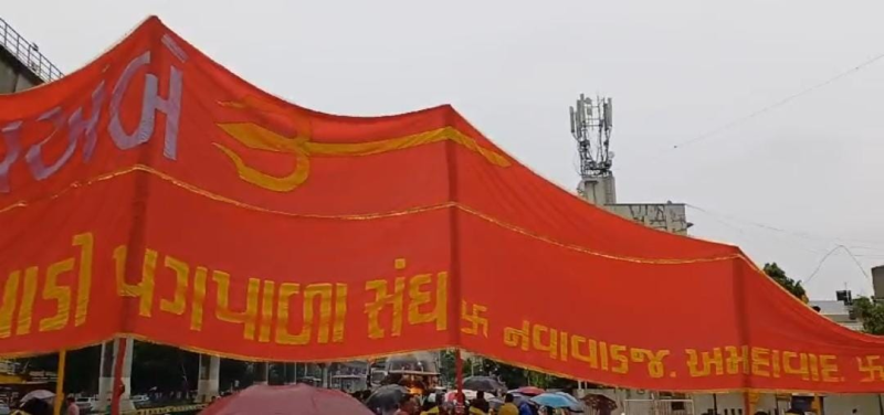 અમદાવાદ: નવા વાડજ વ્યાસવાડી પગપાળા સંઘનું 51 ગજની ધજાનું ધજાપૂજાન અને મહાઆરતી સાથે અંબાજી પ્રસ્થાન માઇભક્તો પગપાળા સંગરૂપે અવિરત ચાલીને માં અંબાના દર્શને