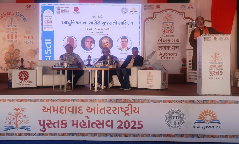 અમદાવાદ પુસ્તકોત્સવમાં ગુજરાતી સાહિત્ય ચર્ચા અને સરદાર પટેલ વિશે કાર્યક્રમ યોજાયો તેમ જ કીર્તીદાન ગઢવી દ્વારા લોકસંગીતની રમઝટ થઈ