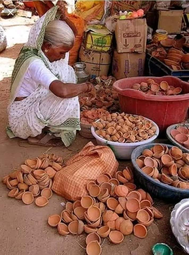 દિવાળીના તહેવારોનો આજે (28મી ઓક્ટોબર) વાઘબારસ સાથે જ પ્રારંભ દિવાળી પૂર્વે છેલ્લી ઘડીએ કપડાં, મીઠાઈ, ડેકોરેટિવ ચીજવસ્તુ સહિતની ખરીદી માટે ભારે ભીડ