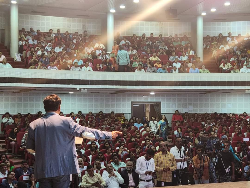 અમદાવાદ એજ્યુકેશન ગ્રુપ દ્વારા ગુજરાત પ્રદેશ કોંગ્રેસ સમિતિના પ્રમુખ શક્તિસિંહ ગોહિલના હસ્તે શહેરના ટોપ વિધાર્થીઓને સન્માનિત કરી વિશ્વ લોકશાહી દિવસ ઉજવ્યો