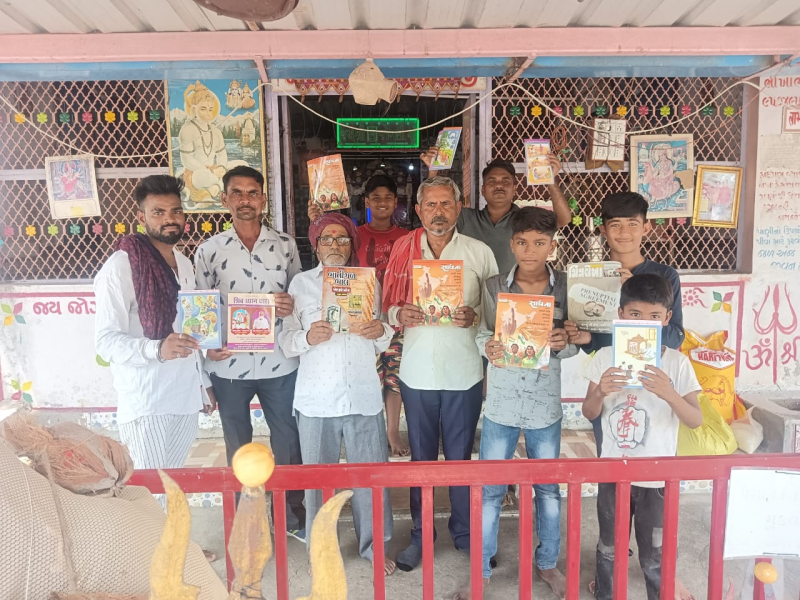 ભાલ પ્રદેશના જાણીતા કલાકાર અજીત વાઘેલાએ કરી કુદરતી વાતાવરણ અને વૃક્ષોની વનરાજી વચ્ચે પુસ્તક પરબની શરૂઆત ,સ્થાનિક યુવાનોને અને બાળકોને પુસ્તક પ્રત્યે પ્રેમ જાગે અને પુસ્તકો જ સાચા મિત્ર છે તે સમજાવવાનો કર્યો પ્રયત્ન.  
