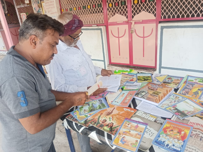 ભાલ પ્રદેશના જાણીતા કલાકાર અજીત વાઘેલાએ કરી કુદરતી વાતાવરણ અને વૃક્ષોની વનરાજી વચ્ચે પુસ્તક પરબની શરૂઆત ,સ્થાનિક યુવાનોને અને બાળકોને પુસ્તક પ્રત્યે પ્રેમ જાગે અને પુસ્તકો જ સાચા મિત્ર છે તે સમજાવવાનો કર્યો પ્રયત્ન.  