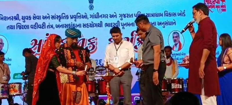 અંબાજી :સાંસ્કૃતિક કાર્યક્રમના અંતિમ દિવસે અરવિંદ વેગડાએ રેલાવ્યા સુર ગુજરાત યાત્રાધામ વિકાસ બોર્ડ તરફથી સાંસ્કૃતિક કાર્યક્રમનું ત્રણ દિવસનું કરાયું આયોજન