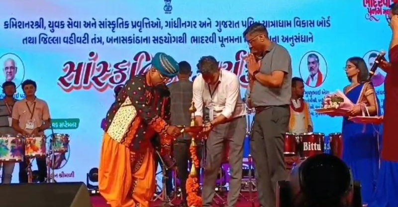 અંબાજી :સાંસ્કૃતિક કાર્યક્રમના અંતિમ દિવસે અરવિંદ વેગડાએ રેલાવ્યા સુર ગુજરાત યાત્રાધામ વિકાસ બોર્ડ તરફથી સાંસ્કૃતિક કાર્યક્રમનું ત્રણ દિવસનું કરાયું આયોજન