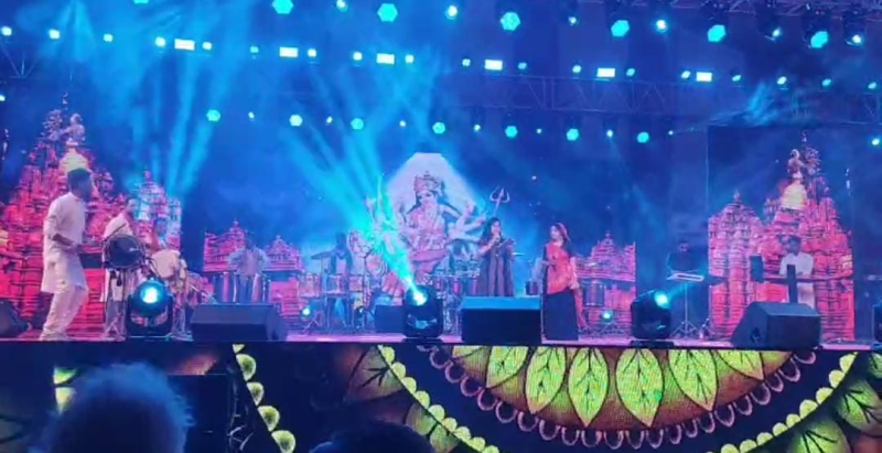 અંબાજી :સાંસ્કૃતિક કાર્યક્રમના અંતિમ દિવસે અરવિંદ વેગડાએ રેલાવ્યા સુર ગુજરાત યાત્રાધામ વિકાસ બોર્ડ તરફથી સાંસ્કૃતિક કાર્યક્રમનું ત્રણ દિવસનું કરાયું આયોજન