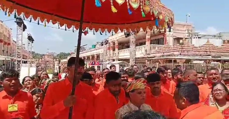 અંબાજી આવતો 23 વર્ષથી આ સંઘ બન્યો આકર્ષણનું કેન્દ્ર પ્રખ્યાત રાજકોટ રજવાડી ટ્રેડિશનલ ડ્રેસ પહેરીને સંઘ માઅંબાના ધામમાં પહોંચ્યો