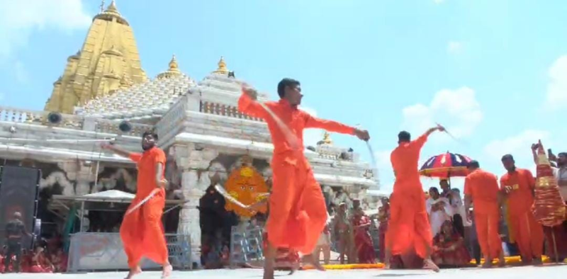 અંબાજી આવતો 23 વર્ષથી આ સંઘ બન્યો આકર્ષણનું કેન્દ્ર પ્રખ્યાત રાજકોટ રજવાડી ટ્રેડિશનલ ડ્રેસ પહેરીને સંઘ માઅંબાના ધામમાં પહોંચ્યો