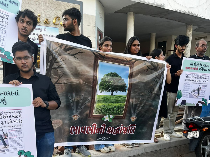 અમદાવાદમાં દિવંગત વૃક્ષોને શ્રદ્ધાંજલિ આપવામાં આવી સેંકડો નિર્દોષ વૃક્ષોના હત્યારા સામે લોકજાગૃતિ લાવવા પર્યાવરણ પ્રેમીઓ મેદાનમાં 