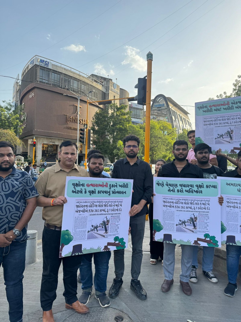 અમદાવાદમાં દિવંગત વૃક્ષોને શ્રદ્ધાંજલિ આપવામાં આવી સેંકડો નિર્દોષ વૃક્ષોના હત્યારા સામે લોકજાગૃતિ લાવવા પર્યાવરણ પ્રેમીઓ મેદાનમાં 