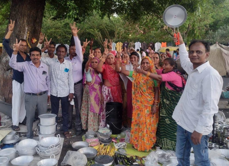 રવિવારે ગુર્જરી બજારના ૭૦૦ જેટલા પાથરણાં રાબેતા મુજબ લાગતા શ્રમજીઓના ઘરે ચૂલો સળગતા હર્ષ-ઉલ્લાસની લાગણી વ્યાપી ગાંધી ચિંધ્યા શાંત અને અહિંસક માર્ગે ન્યાય માટે આંદોલન કરવામાં આવ્યું હતું
