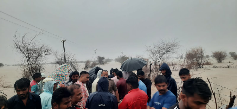 અમરેલીમાં સ્કૂલ બસ પાણીમાં ફસાઈ!ભારે વરસાદને કારણે પુલ પર પાણીનો પ્રવાહ વધ્યો બસમાં સવાર કુલ 6 લોકોનું રેસ્ક્યૂ કરવામાં આવ્યું 