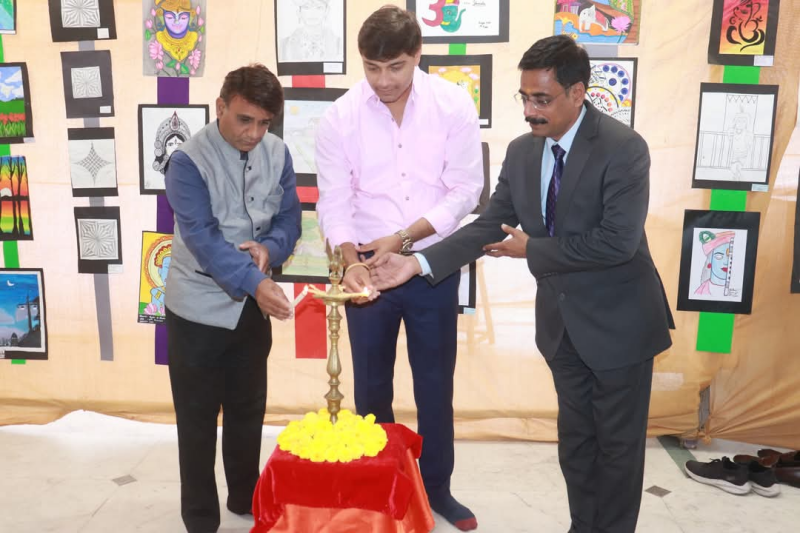 અમદાવાદ એપોલો ઇન્ટરનેશનલ સ્કૂલમાં બાળકો સાથે માતા પિતા પણ બન્યા ચિત્રકાર .સમાજને સંદેશો આપતા અદભુત ચિત્રોનું સર્જન કરતા વિદ્યાર્થીઓ 